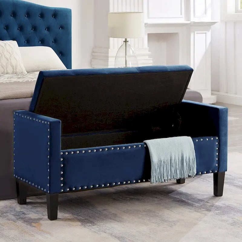 Panca contenitore in velluto blu navy trapuntato con braccioli e finiture con borchie