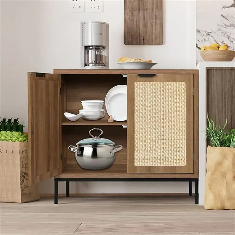 Boho-Akzentschrank mit 2 Rattantüren und goldfarbenen Metallbeinen, weiße Aufbewahrung