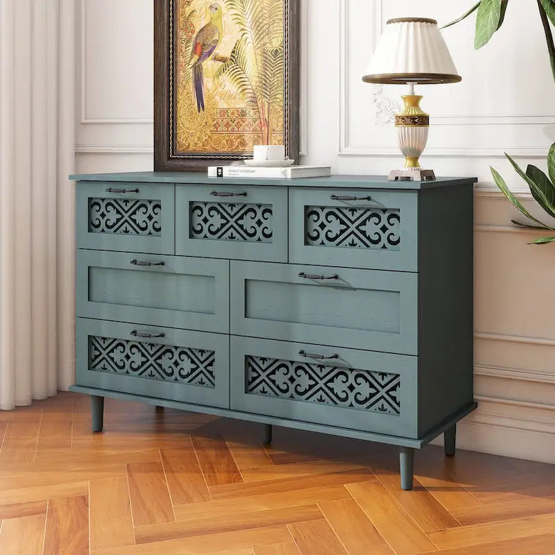 Commode vert foncé sculptée à 7 tiroirs, poignées en métal et pieds en bois massif