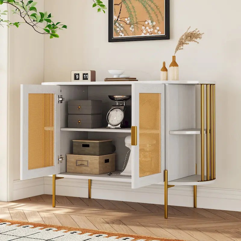Gebogen dressoirkast met rotandeuren en goudkleurig metalen frame, zwart of wit