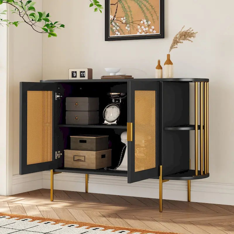 Gebogen dressoirkast met rotandeuren en goudkleurig metalen frame, zwart of wit